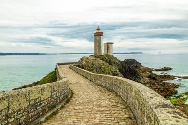 Plouzan, Fransa yakınlarındaki güzel Brittany 'deki Phare du Petit Minou' da küçük bir keşif turu.