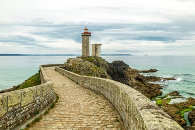 Plouzan, Fransa yakınlarındaki güzel Brittany 'deki Phare du Petit Minou' da küçük bir keşif turu.