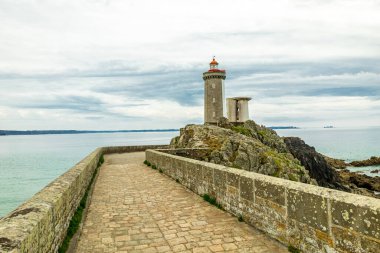 Plouzan, Fransa yakınlarındaki güzel Brittany 'deki Phare du Petit Minou' da küçük bir keşif turu.