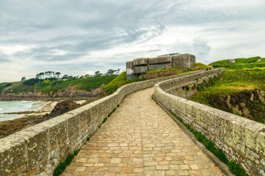 Plouzan, Fransa yakınlarındaki güzel Brittany 'deki Phare du Petit Minou' da küçük bir keşif turu.