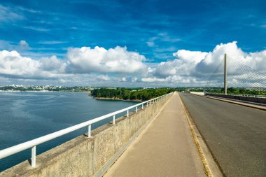 Güzel Brittany 'deki Atlantik sahili boyunca mimari gölgeler - Pont Albert Louppe - Fransa