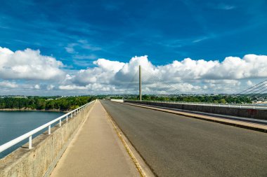 Güzel Brittany 'deki Atlantik sahili boyunca mimari gölgeler - Pont Albert Louppe - Fransa