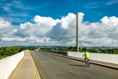 Güzel Brittany 'deki Atlantik sahili boyunca mimari gölgeler - Pont Albert Louppe - Fransa