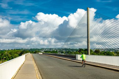 Güzel Brittany 'deki Atlantik sahili boyunca mimari gölgeler - Pont Albert Louppe - Fransa