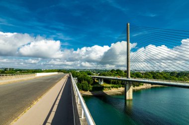 Güzel Brittany 'deki Atlantik sahili boyunca mimari gölgeler - Pont Albert Louppe - Fransa