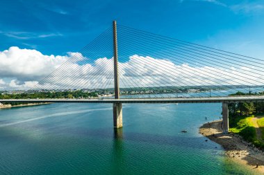 Güzel Brittany 'deki Atlantik sahili boyunca mimari gölgeler - Pont Albert Louppe - Fransa