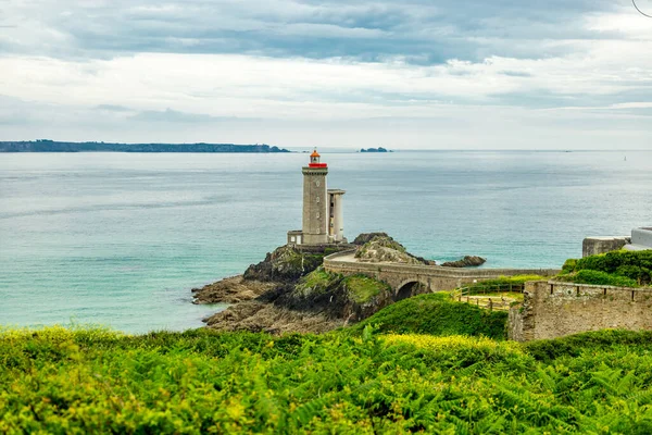 Plouzan, Fransa yakınlarındaki güzel Brittany 'deki Phare du Petit Minou' da küçük bir keşif turu.