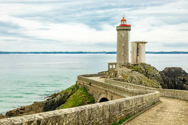 Plouzan, Fransa yakınlarındaki güzel Brittany 'deki Phare du Petit Minou' da küçük bir keşif turu.