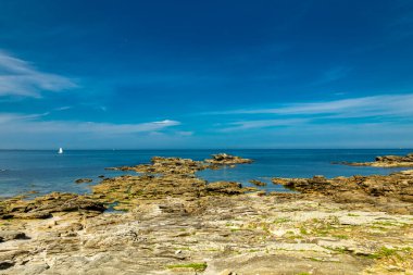 Quiberon Yarımadası 'ndaki yolda güzel Atlantik kıyısı boyunca - Brittany - Fransa