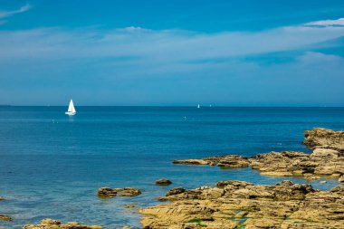 Quiberon Yarımadası 'ndaki yolda güzel Atlantik kıyısı boyunca - Brittany - Fransa