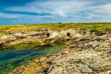 Quiberon Yarımadası 'ndaki yolda güzel Atlantik kıyısı boyunca - Brittany - Fransa