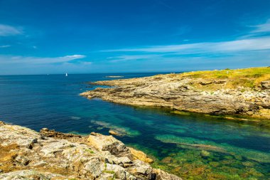 Quiberon Yarımadası 'ndaki yolda güzel Atlantik kıyısı boyunca - Brittany - Fransa