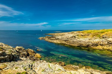 Quiberon Yarımadası 'ndaki yolda güzel Atlantik kıyısı boyunca - Brittany - Fransa