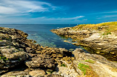Quiberon Yarımadası 'ndaki yolda güzel Atlantik kıyısı boyunca - Brittany - Fransa