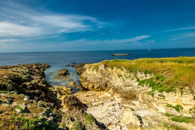 Quiberon Yarımadası 'ndaki yolda güzel Atlantik kıyısı boyunca - Brittany - Fransa