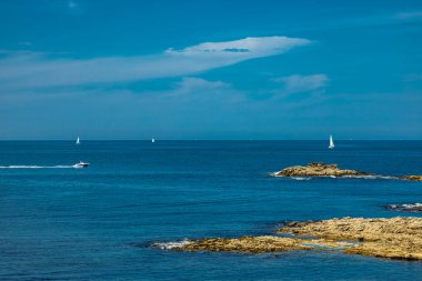 Quiberon Yarımadası 'ndaki yolda güzel Atlantik kıyısı boyunca - Brittany - Fransa