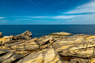 Quiberon Yarımadası 'ndaki yolda güzel Atlantik kıyısı boyunca - Brittany - Fransa