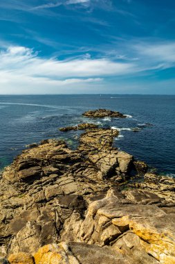 Quiberon Yarımadası 'ndaki yolda güzel Atlantik kıyısı boyunca - Brittany - Fransa