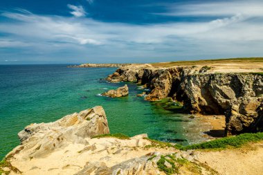 Quiberon Yarımadası 'ndaki yolda güzel Atlantik kıyısı boyunca - Brittany - Fransa