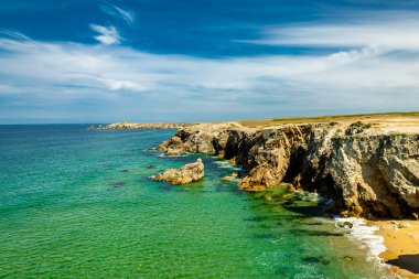 Quiberon Yarımadası 'ndaki yolda güzel Atlantik kıyısı boyunca - Brittany - Fransa