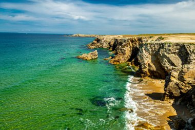 Quiberon Yarımadası 'ndaki yolda güzel Atlantik kıyısı boyunca - Brittany - Fransa