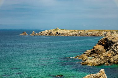 Quiberon Yarımadası 'ndaki yolda güzel Atlantik kıyısı boyunca - Brittany - Fransa