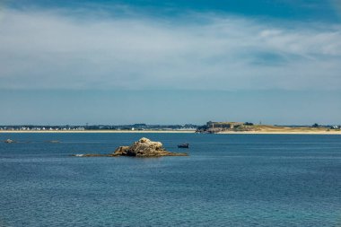 Quiberon Yarımadası 'ndaki yolda güzel Atlantik kıyısı boyunca - Brittany - Fransa