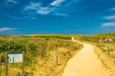 Quiberon Yarımadası 'ndaki yolda güzel Atlantik kıyısı boyunca - Brittany - Fransa