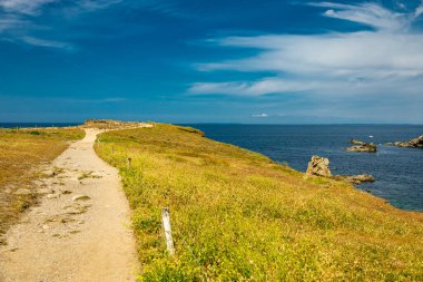 Quiberon Yarımadası 'ndaki yolda güzel Atlantik kıyısı boyunca - Brittany - Fransa