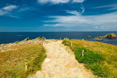 Quiberon Yarımadası 'ndaki yolda güzel Atlantik kıyısı boyunca - Brittany - Fransa