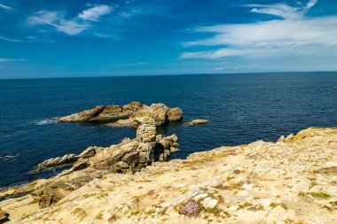Quiberon Yarımadası 'ndaki yolda güzel Atlantik kıyısı boyunca - Brittany - Fransa