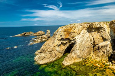Quiberon Yarımadası 'ndaki yolda güzel Atlantik kıyısı boyunca - Brittany - Fransa