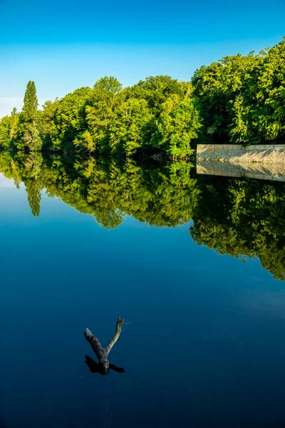 チェンツォー近くのチェンツォー城の美しいセーヌ渓谷での夏の発見ツアー インドレ レツァー フランス — ストック写真