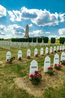 Douaumont Ossuary 'nin tarihi keşif turu Verdun şehrinin kapılarında - Büyük Est - Fransa