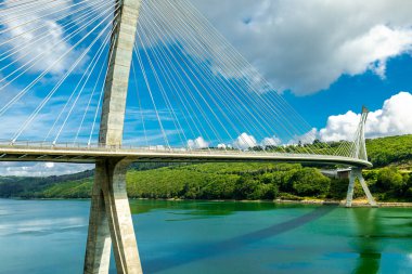 Fransa 'nın batısındaki Pont de Trnez' e giden yolda güzel Brittany - Fransa