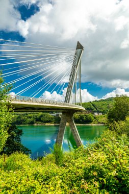 Fransa 'nın batısındaki Pont de Trnez' e giden yolda güzel Brittany - Fransa