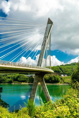 Fransa 'nın batısındaki Pont de Trnez' e giden yolda güzel Brittany - Fransa