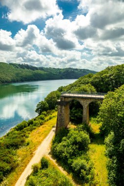 Fransa 'nın batısındaki Pont de Trnez' e giden yolda güzel Brittany - Fransa