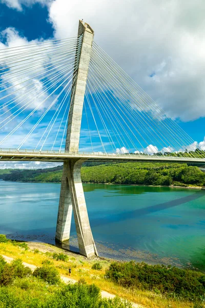 Fransa 'nın batısındaki Pont de Trnez' e giden yolda güzel Brittany - Fransa