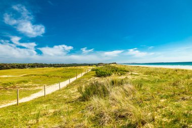 Quiberon Yarımadası 'ndaki yolda güzel Atlantik kıyısı boyunca - Brittany - Fransa
