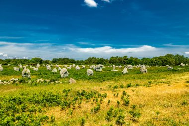 Atlas Okyanusu kıyısında, Carnac 'ın taşları ve Fransa' nın mimari özellikleriyle.