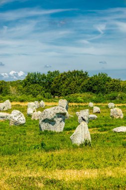 Atlas Okyanusu kıyısında, Carnac 'ın taşları ve Fransa' nın mimari özellikleriyle.