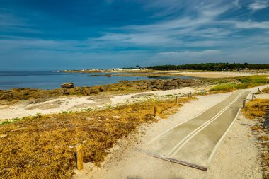 Quiberon Yarımadası 'ndaki yolda güzel Atlantik kıyısı boyunca - Brittany - Fransa