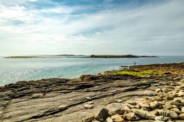 Quiberon Yarımadası 'ndaki yolda güzel Atlantik kıyısı boyunca - Brittany - Fransa
