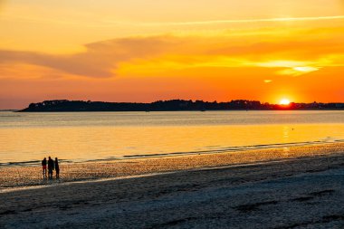 Quiberon yarımadasının kapısında gün batımı güzel Atlantik kıyısı boyunca - Brittany - Fransa