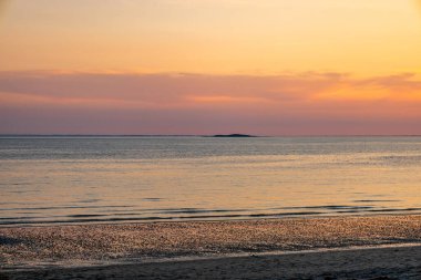 Quiberon yarımadasının kapısında gün batımı güzel Atlantik kıyısı boyunca - Brittany - Fransa