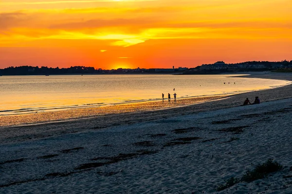 Quiberon yarımadasının kapısında gün batımı güzel Atlantik kıyısı boyunca - Brittany - Fransa