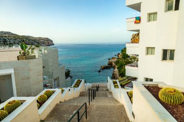 Cala Sant Vicen körfezinde, Mallorca 'nın güzel Balearic adasında tatil atmosferi