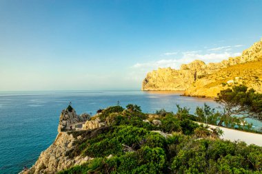 Cala Sant Vicen körfezinde, Mallorca 'nın güzel Balearic adasında tatil atmosferi