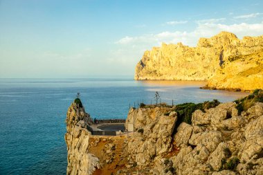 Cala Sant Vicen körfezinde, Mallorca 'nın güzel Balearic adasında tatil atmosferi